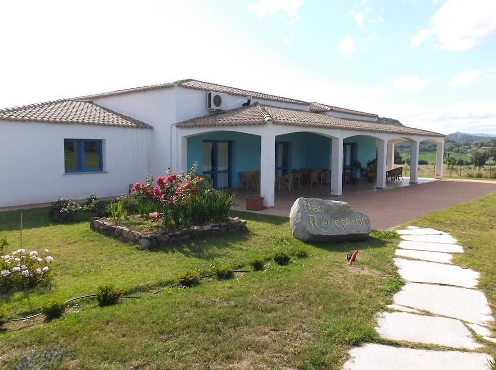 Hotel Baia Cea Бари Сардо Екстериор снимка
