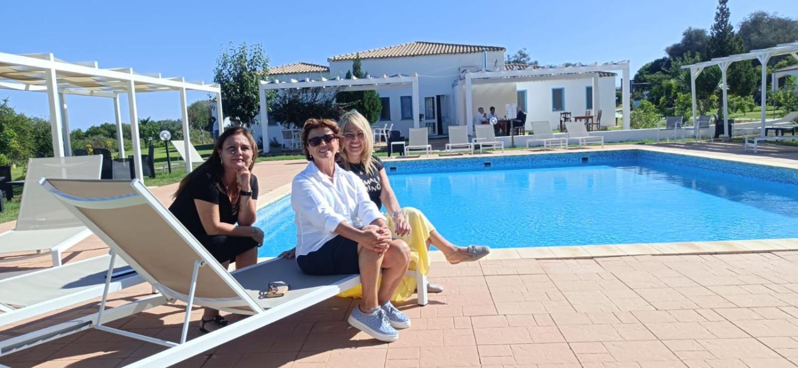 Hotel Baia Cea Бари Сардо Екстериор снимка