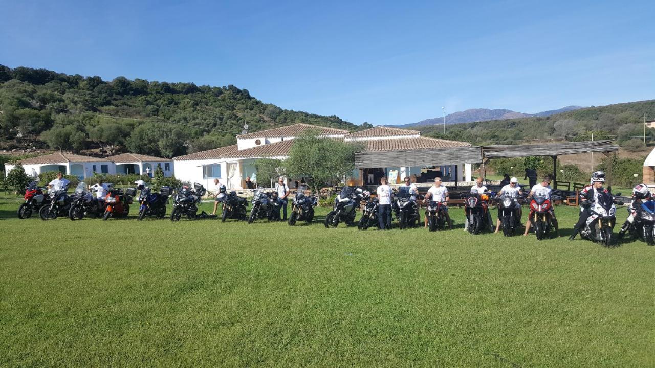 Hotel Baia Cea Бари Сардо Екстериор снимка